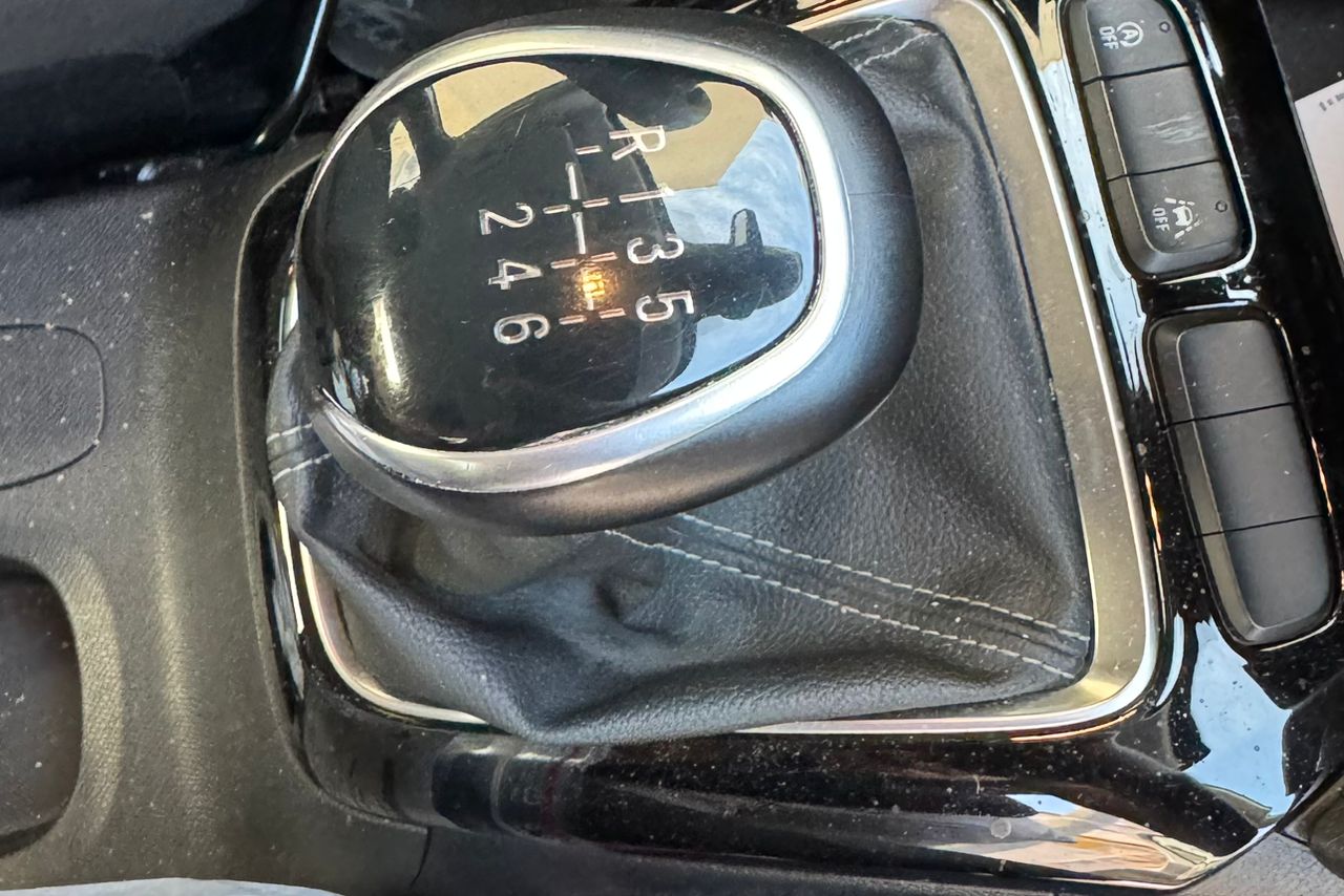 Opel Corsa Blanc Année 2023 Essence moteur 1.2 Pure Tech 100 CV Kilométrage 43000 KM